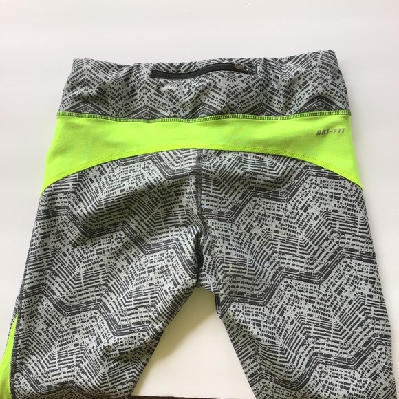 NIKE DRI FIT NEON YELLOW CAPRI LEGGINGS SMALL - Picture 4 of 14